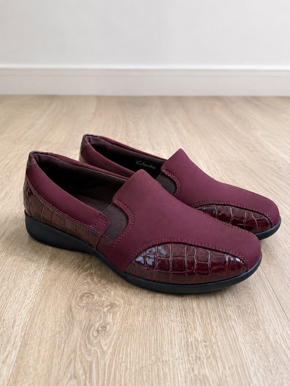 Clarks Slip On Loafers Croc Embossed Burgundy Comfort Shoes 8.5 Walking